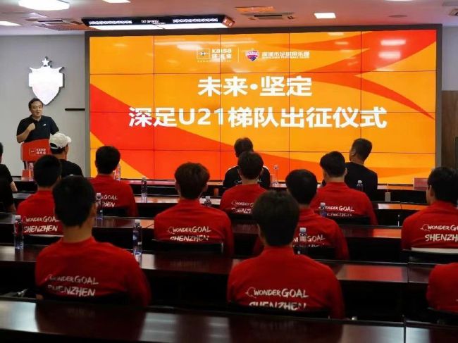 【比赛焦点瞬间】第1分钟，姆希塔良禁区内倒地，主裁判没有表示。